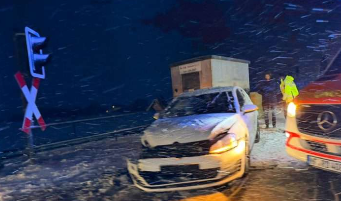 Sylt: PKW-Unfall am Bahnübergang Keitum wegen Schneeglätte