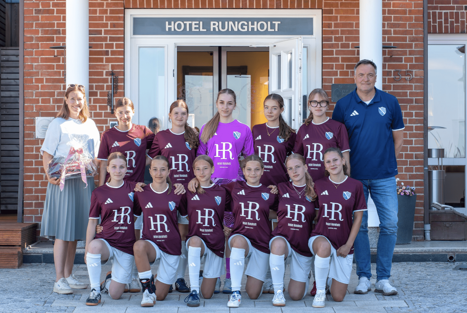 Hotel Rungholt sponsert Trikots für Sylts B-Jugend